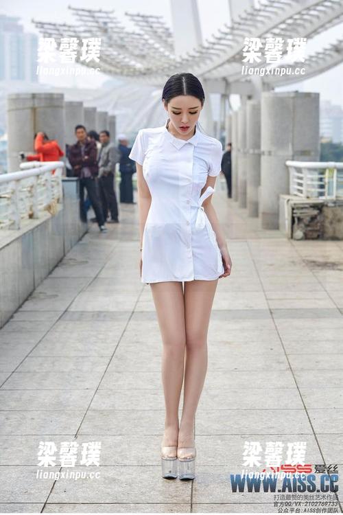 AISS爱丝(黄金版) - 欣杨的街角写真，原图太会玩了，倒是让我有些脸红心跳。