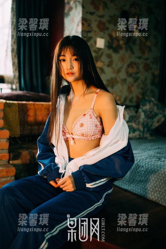 GIRLT果团网 - 王语纯的教室奇幻之旅，免费套图带你玩转课堂不一样的乐趣！