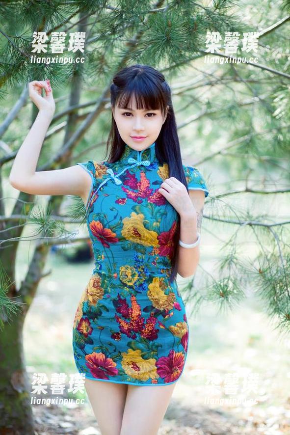 TuiGirl推女郎 - 泳池壁纸来袭：林萌萌在水中，水外的眼神有点招人啊！