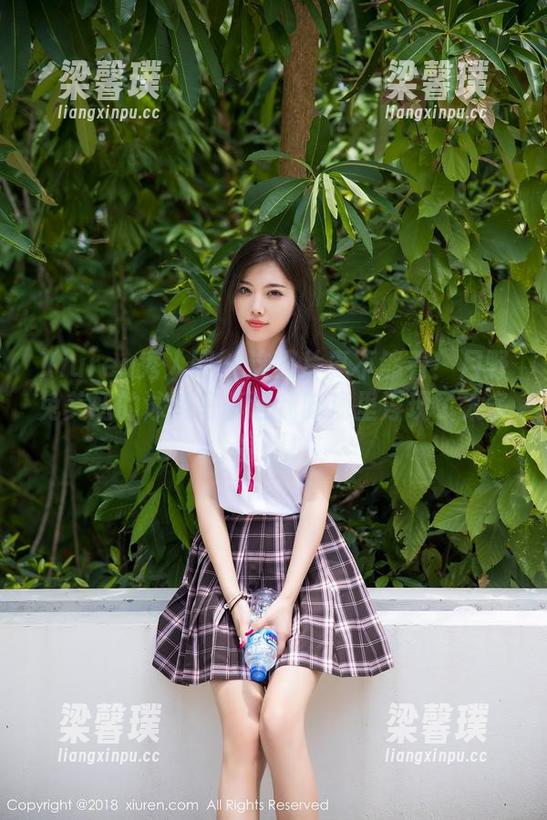 Xiuren秀人网 - 这照片真不够看！月野兔美妞的泳池写真让我脑海里浮现了太多妄想！