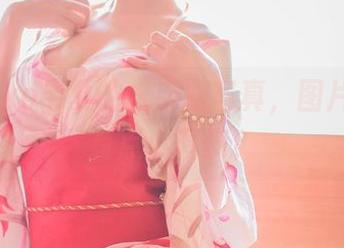 看看Yoko宅夏的水手服写真，图片里似乎有点小调皮？