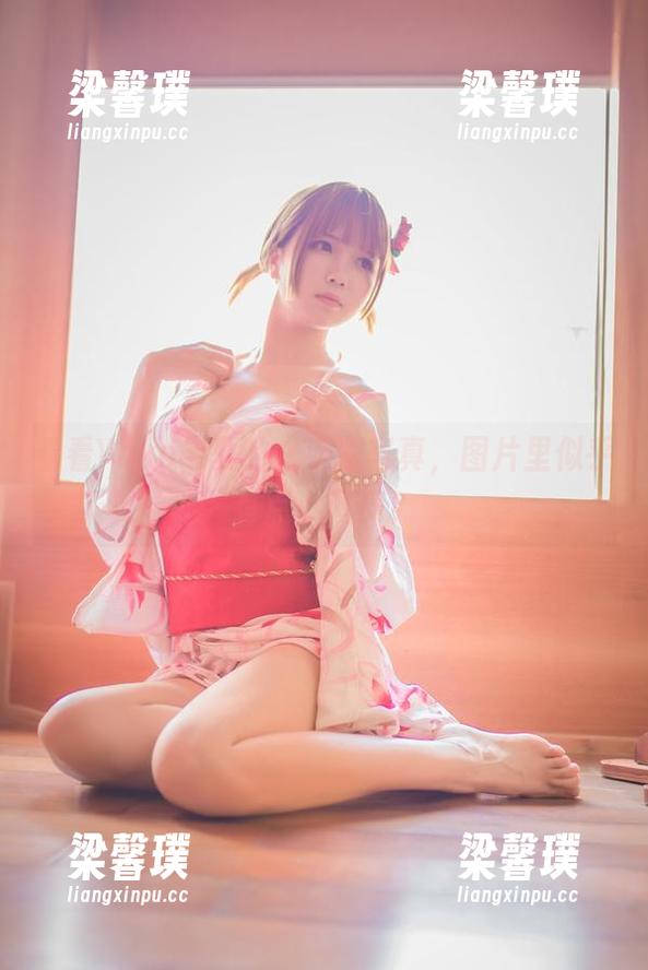 看看Yoko宅夏的水手服写真，图片里似乎有点小调皮？