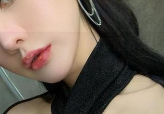 微密圈 – 不爱笑的赛琳的全套图集，打开了一扇极致性感的新世界！