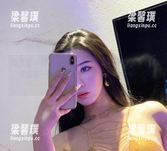 微密圈 - 图集全新上线！不爱笑的赛琳的毛衣，伴随着一阵淡淡的香气，仿佛她就在你身边！