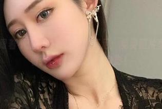 微密圈 – 跟着不爱笑的赛琳晒比基尼：免费照片里你可能会看到自己家邻居的身影！