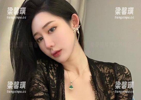微密圈 - 跟着不爱笑的赛琳晒比基尼：免费照片里你可能会看到自己家邻居的身影！