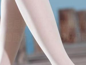 丽柜 – 小七居然拍出了这种初吻的感觉，快来看她的图片，下载后好好品味一番！