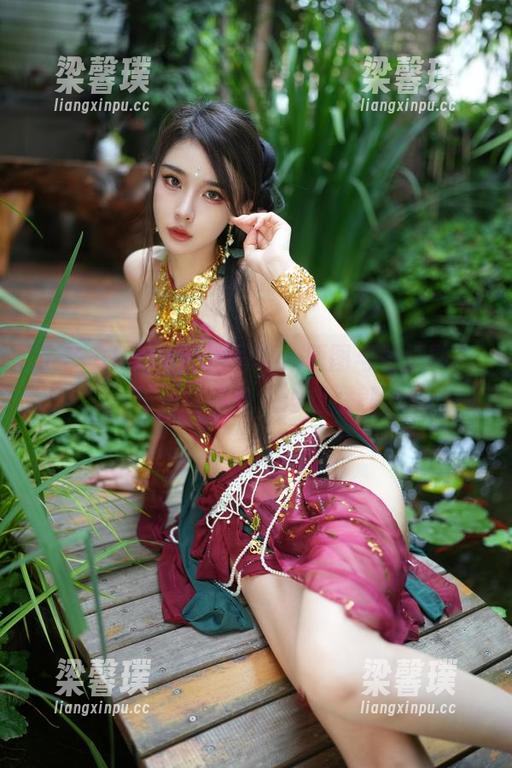 余多多Dudu泳池写真，原图与壁纸融为一体，真是让人浮想联翩。