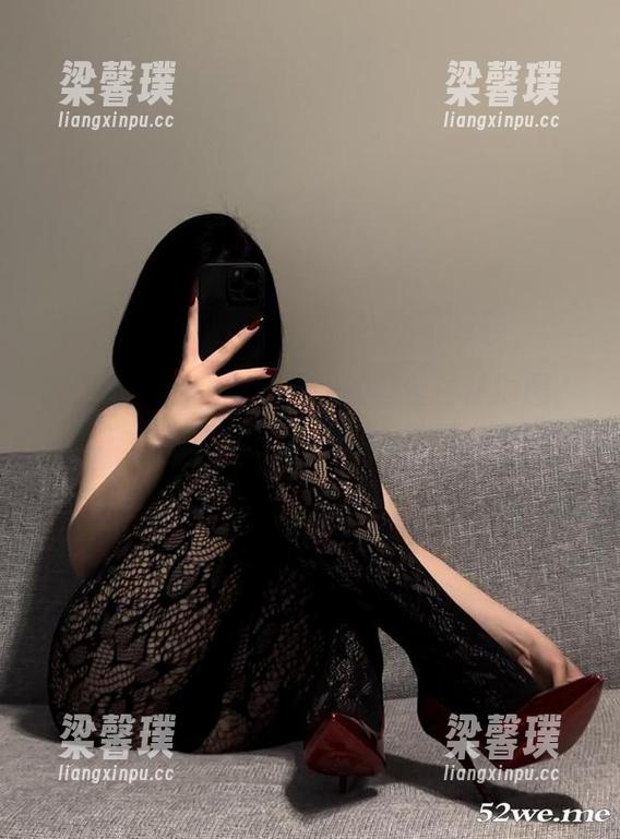 微密圈 - 保守的二舅妈的红丝白袜原图，也许是我这一周的小幸福。