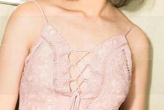 克拉女神 – YOYO居家写真：在家蜷缩成一团也可以优雅，关键是这只猫咪不来抢镜！