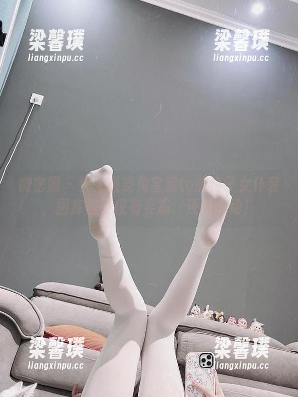 兔宝妮to 微密圈 - 快来感受兔宝妮to的格子女仆装,图库里不仅有姿态,还有心动!