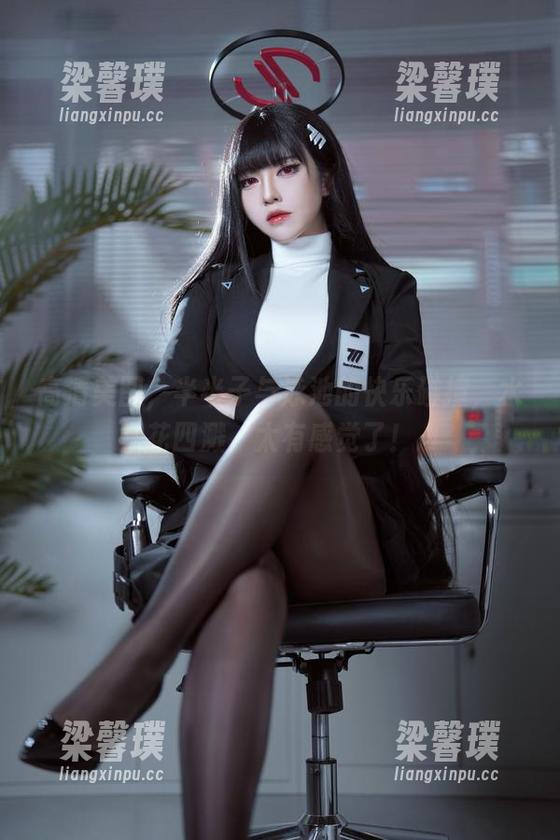 高清美图，半半子与泳池的快乐碰撞，水花四溅，太有感觉了！