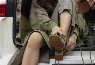 南国足艺 – 无意间的乐趣：点击下载美妮的写真，发现丝足与鞋子的欢乐结合！