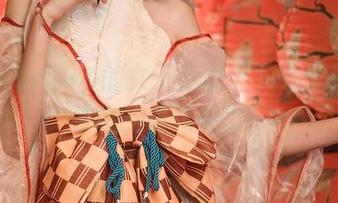南桃Momoko的女王之道：下载作品，感受她的霸气魅力！