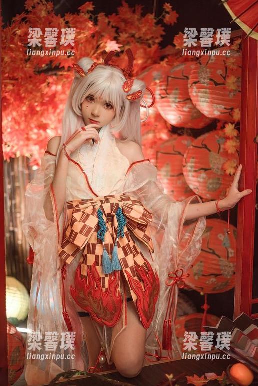 南桃Momoko的女王之道：下载作品，感受她的霸气魅力！