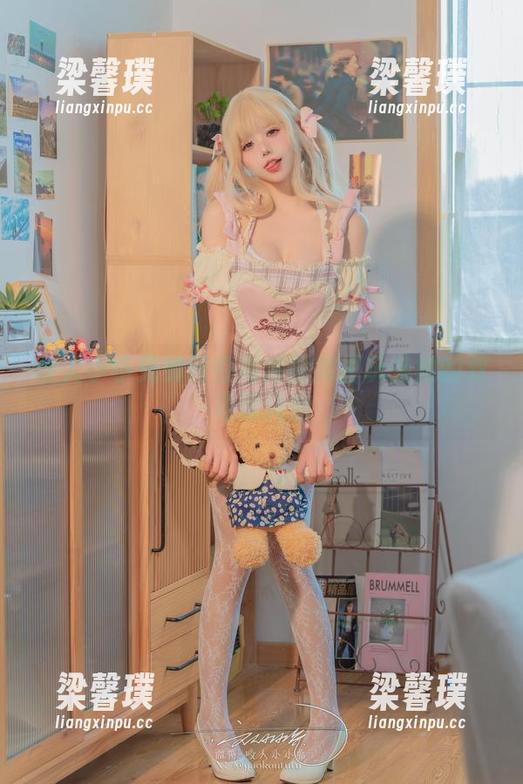 咬人小小兔如何在高清图库里玩转她的双马尾风情