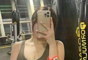 微密圈 – 精选奶宝妹纸自拍：看她如何在镜头前摆出‘捧脸’的尴尬瞬间！
