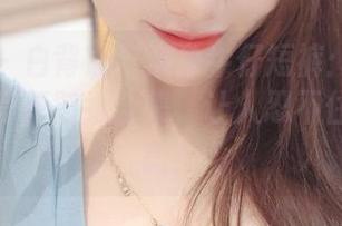 微密圈 – 白背心与紧身牛仔短裤：小玉吃果冻的写真壁纸合集，让人忍不住多看一眼！