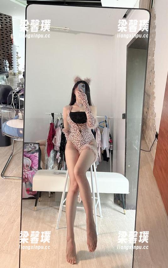 微密圈 - 牛仔裤与小玉吃果冻，私房写真是不是可以再俏皮一点？