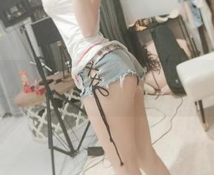 微密圈 – 小玉吃果冻的浴室秘境：免费原图，洗澡的同时看美图！