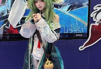 《嶋葵的户外写真集》：微风不紧，心情随意——这个姿态真绝了！