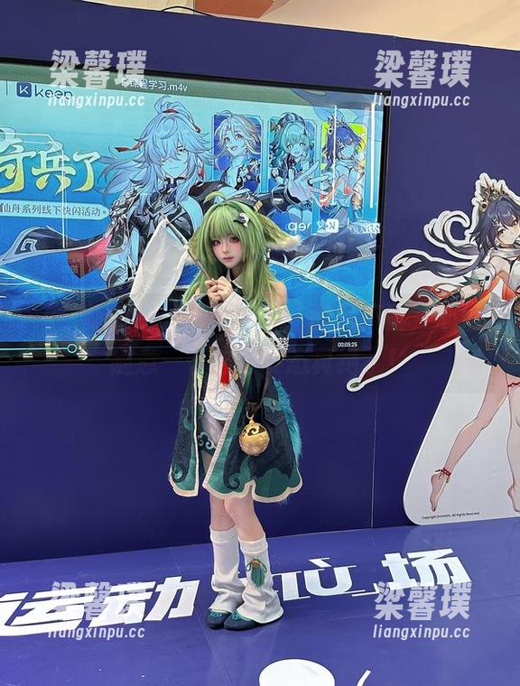《嶋葵的户外写真集》：微风不紧，心情随意——这个姿态真绝了！