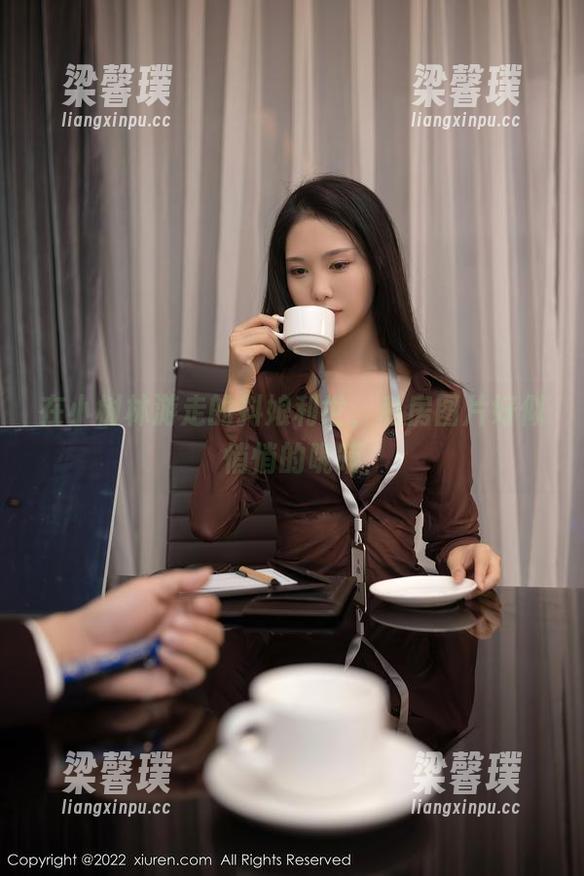 在小树林游走的抖娘利世，私房图片好似悄悄的呢喃