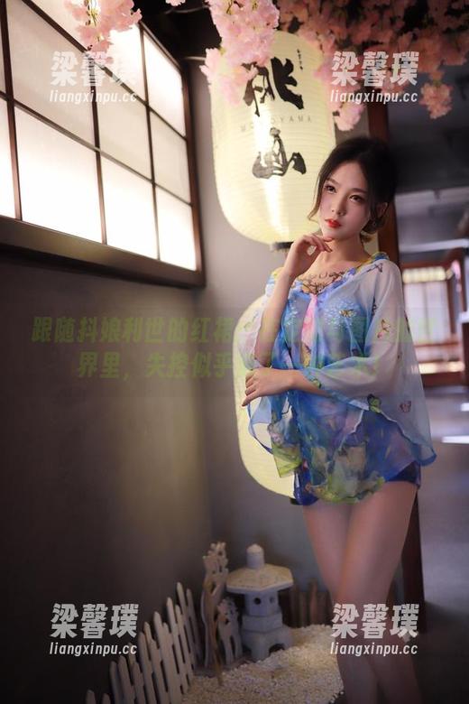 跟随抖娘利世的红裙：在定制与图片的世界里，失控似乎成了一种艺术！