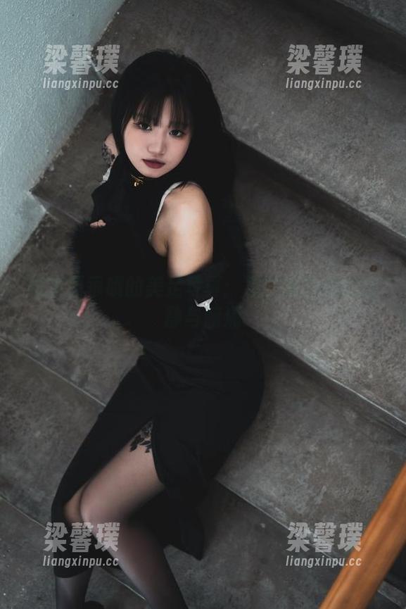 柒柒要乖哦的美足写真：那些原图里的寂静与暗涌