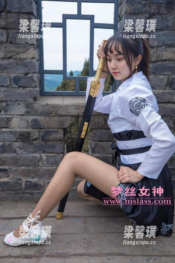 梦丝女神 - 不是拍照，是香萱的吊带美图对话时刻！