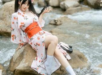 来拍照！樱井宁宁的皮衣修女，想知道这是在传达什么？