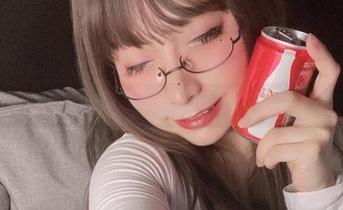 看次屁啦的透明女仆写真：图库里的风景像是在做梦