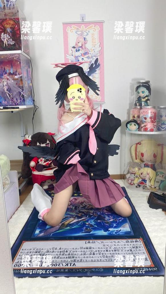白栎Shirly的丰川祥子校服，原图竟隐约透着一丝叛逆？这写真集真是让人意外的惊喜！