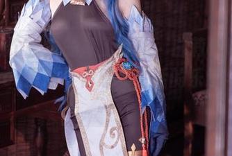 只想做个快乐的打工女仆，白莉爱吃巧克力的cos原图让你感受生活的乐趣与幽默！
