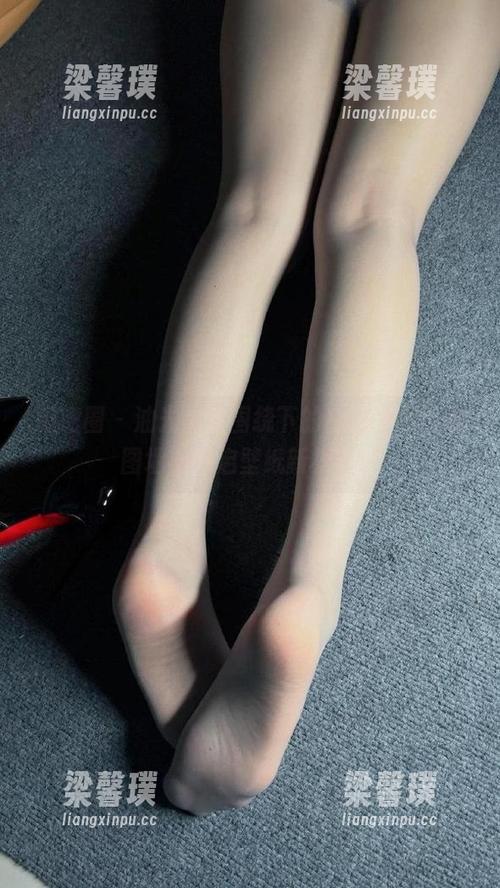 微密圈 - 油光黑丝围绕下的白龙猫女，美图墙上开启壁纸新模式！