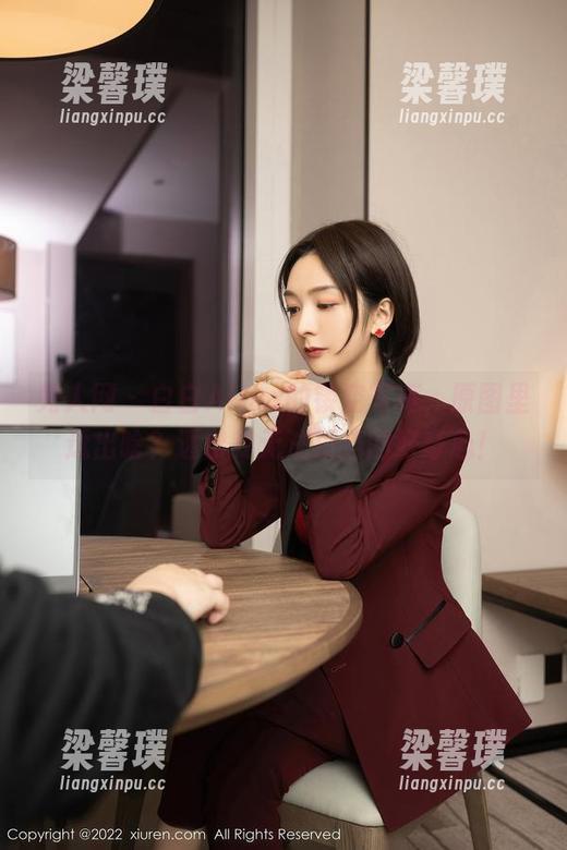 秀人网 - 白白Alina的镂空写真，原图里透出啥？透出我无法抵挡的好奇心！