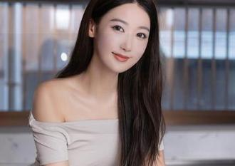 秀人网 – 这张照片绝对是夏天的心情，雨儿酱eve轻松的姿态让我也想来一场浪漫的旅行！