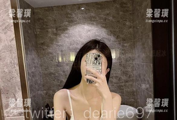 微密圈 - 别小看了脸红Dearie纯白，这组写真让我一秒想起冰雪女王的冰冷与美丽。