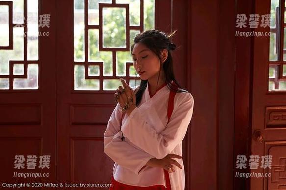 蜜桃社 - 你愿意为Mia米娅的美脚写真停留吗？看看就停不下来了！