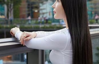 蜜桃社 – 小草莓Berry的温柔套图：甜蜜与距离的微妙