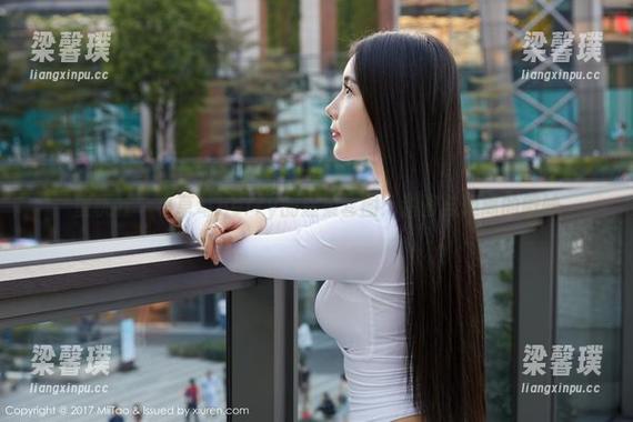 蜜桃社 - 小草莓Berry的温柔套图：甜蜜与距离的微妙