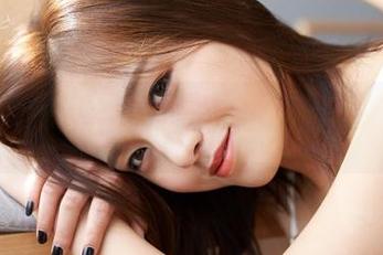 蜜桃社 – 她的名字是木奈奈，秘书的麻烦只在照片里，快来下载壁纸！