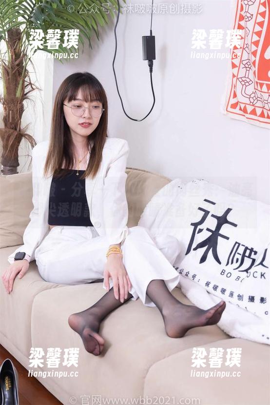 袜啵啵 - 分享一下小甜豆的肉丝秀：油亮脚尖透明款，你的眼睛准备好了吗？