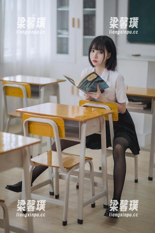 许岚LAN：黑丝女警高清图包，既性感又有趣，真是让人捉摸不定