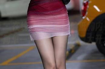 语画界 – 在线品味何嘉颖的低胸内衣写真，简单一瞥，却引发脑洞大开。
