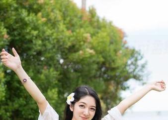 魅妍社 – 美足与高清，FoxYini孟狐狸的写真简直让人心动不已！