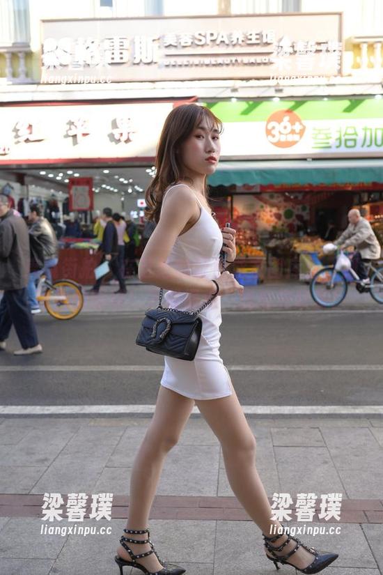 魔镜街拍 - 在芝芝的蓝色泳衣图库里，别抢我的眼球！下载慢点，我要先欣赏！