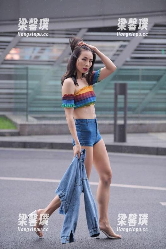 魔镜街拍 - 在商业广场的疯狂之旅，萌宝儿包臀裙和哈哈镜的完美组合，快来看精选图包！